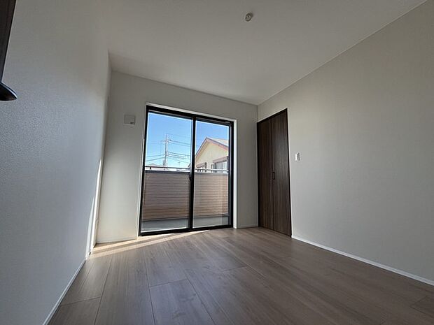 どんな家具にでも相性が良い清潔感ある白色調のクロスを採用。主張しすぎない配色、耐久性にも優れた床材は日々のメンテナンスも楽に、快適に過ごして頂けるよう考えられています。 