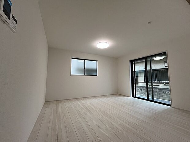 家族や友人、両親、親戚とこれから沢山の時間を紡ぐのだろう。そこを彩るのは窓から見える青い空、心地よい緑。そんなイメージが膨らむリビングスペース。