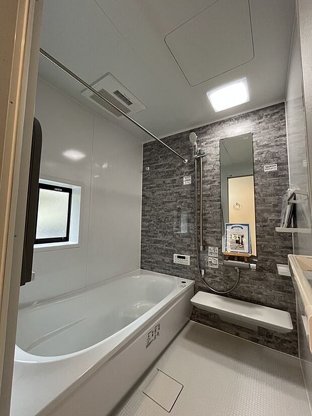 落ち着いた色味の浴室で1日の疲れをゆっくりと癒してください。 