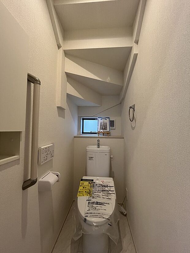 ウォシュレット機能付きのトイレ。換気のしやすい窓付きで、収納もあり実用性も兼ね備えた造り。 