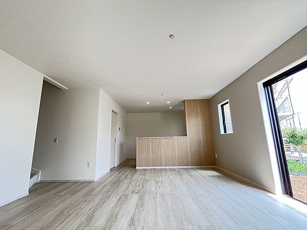 家族団欒のリビング。陽光差し込む食卓には家族の会話とスマイルが溢れます。いつまでもここで食卓を囲みたくなる、そう感じさせてくれるスペース。