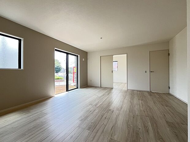 いつも家族の集まるリビングは広々とした18.1帖。通風・採光にも優れ、心安らぐ風と光がたえない空間。汎用性に富んだ居住スペースと、高揚感さえも与えてくれる住空間です。