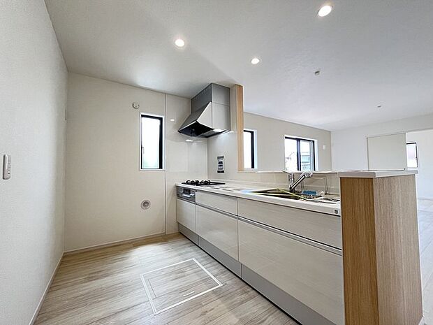 リビングにいる家族の顔が見渡せるカウンターキッチン。お料理もより一層おいしく、楽しく。食器棚を背面に設置しても十分な広さを確保しています。