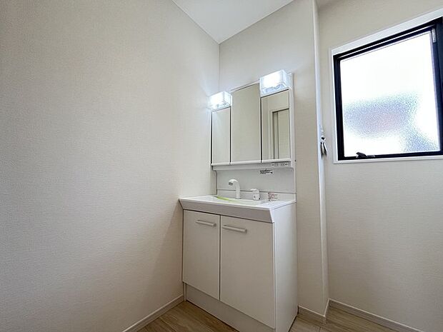 お出かけ前の身だしなみに一歩差がつく三面鏡。ミラー裏にはたっぷり収納もございます。