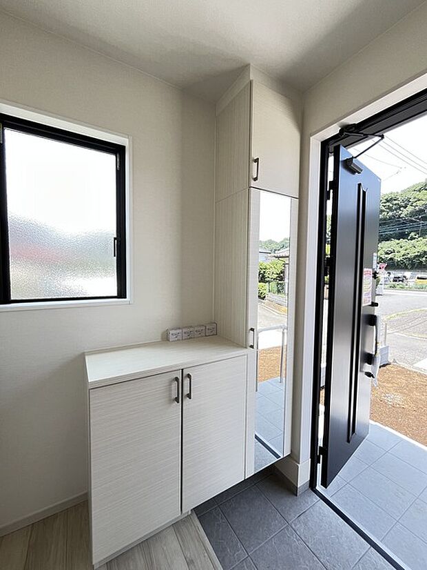 お宅の顔となる明るく開放的な玄関。ご家族皆様様の靴を収納できるスペースと全身鏡があり、お出掛け前に身だしなみチェックもできます。