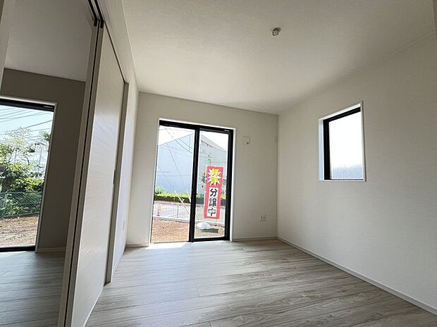 扉を開放するとLDKと洋室を一体利用できる空間!扉を閉めると独立した空間としても活用できます。