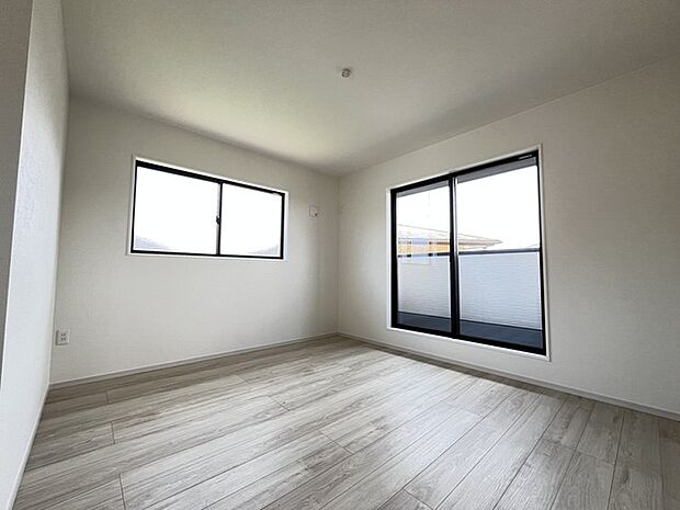 2面採光を確保した明るい室内は、爽やかな風を感じる居心地の良い空間です。