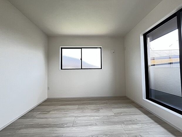 ゆとりの9.5帖ある寝室、陽光が入りやすく朝の目覚めも気持ち良く起こしてくれます。