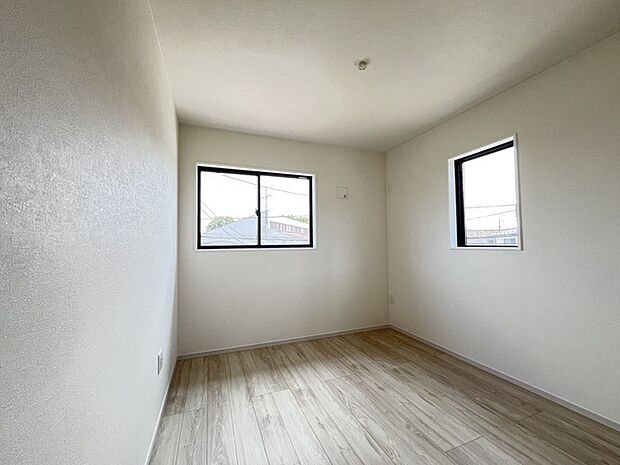 今からここを誰のお部屋にしようか、そんな洋室。大きさは5.2帖です。