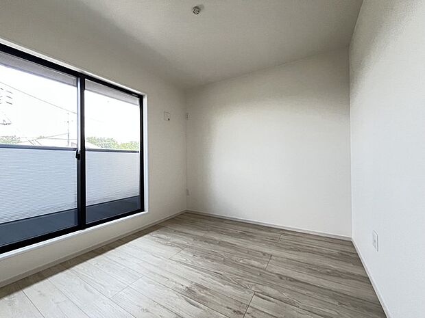 どんな家具にでも相性が良い清潔感ある白色調のクロスを採用。主張しすぎない配色、耐久性にも優れた床材は日々のメンテナンスも楽に、快適に過ごして頂けるよう考えられています。