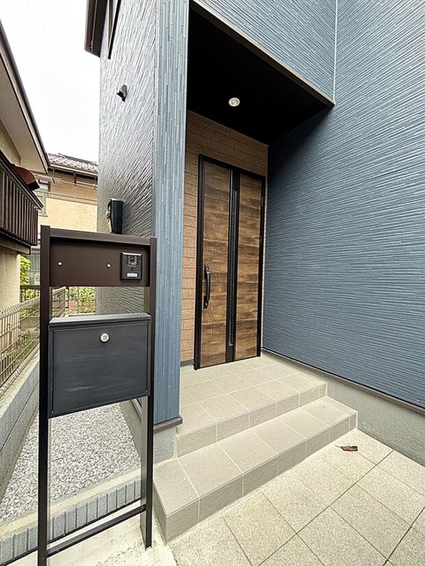 玄関はおうちの顔とも呼ばれる重要な場所！明るくスッキリと見える空間で住まう人を見送り、出迎えてくれます。 