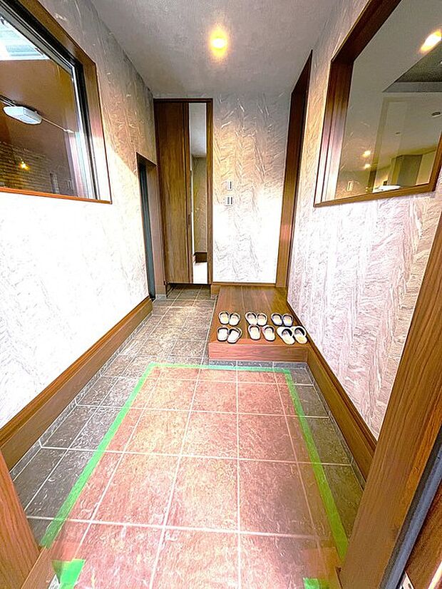 ガレージからも入れる広い土間玄関。奥にはシューズインクローゼットがあります。
