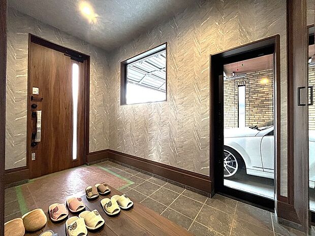 愛車が見られる広々とした玄関