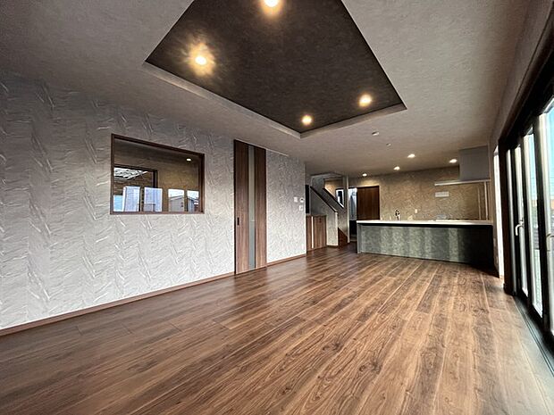 夕食の時間。家族、友人、両親、親戚との会話がより料理を美味しくしてくれる。あっという間に時間が過ぎてしまう居心地の良さは、普段はほっとする空間としてここにあります。