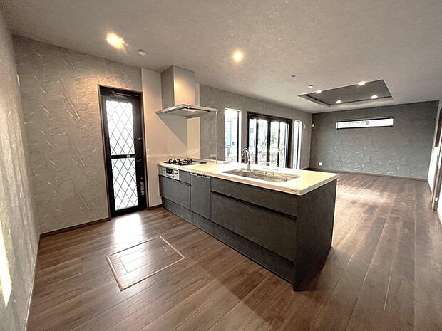 家族団欒のリビング。陽光差し込む食卓には家族の会話とスマイルが溢れます。いつまでもここで食卓を囲みたくなる、そう感じさせてくれるスペース。 