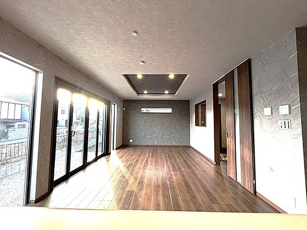 大きな開口部から明るい光が差し込むリビング。日中の室内の明るさがこの部屋の魅力です。 