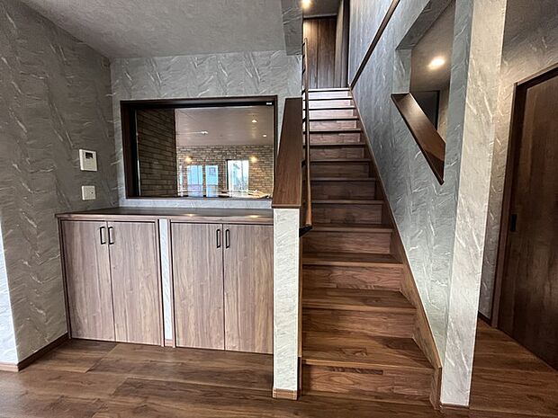 床暖房がある明るいリビングは、設計士の心遣いが感じられるガレージが覗けるフィクスの窓の配置。リビングイン階段は家族の気配を感じられます。