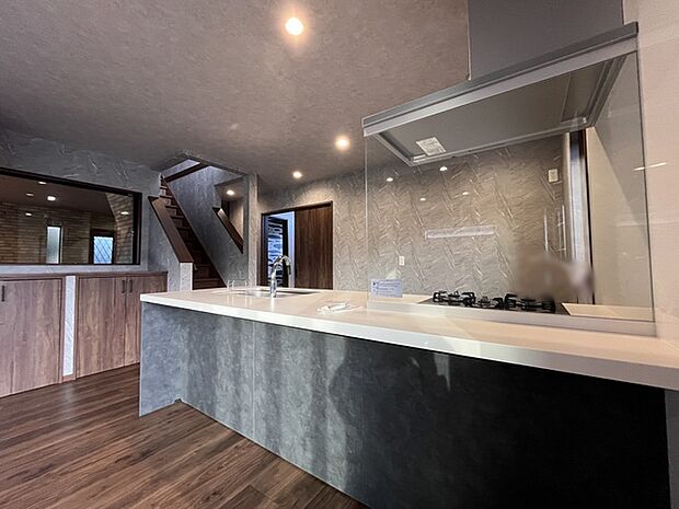 リビングにいる家族の顔が見渡せるカウンターキッチン。お料理もより一層おいしく、楽しく。食器棚を背面に設置しても十分な広さを確保しています。 