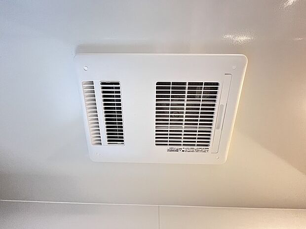 花粉や雨の日、寒い冬の時期に嬉しい浴室乾燥機。換気機能で入浴時に湿気を換気しカビの防止にもなります。