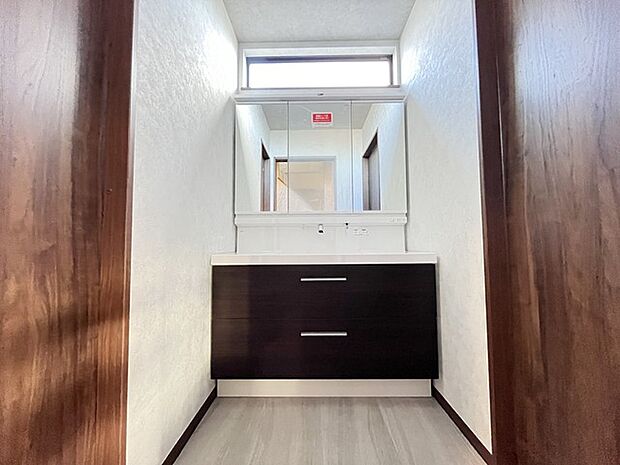 生活感を排除した洗面室。お出かけ前の身だしなみに一歩差がつく三面鏡。ミラー裏にはたっぷり収納もございます。