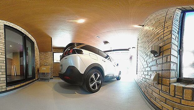 ガレージ内にはEVコンセントや洗い物ができるシンクが設置してあります。 