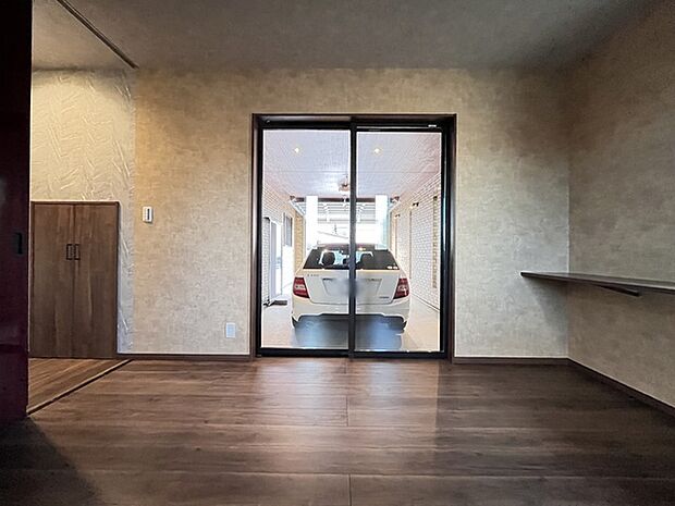 ガレージに続くホビールーム。