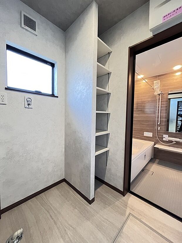 ゆとりの洗面スペースで朝の身支度もスムーズに行えます。