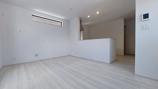 どんな家具にでも相性が良い清潔感ある白色調のクロスを採用。主張しすぎない配色、耐久性にも優れた床材は日々のメンテナンスも楽に、快適に過ごして頂けるよう考えられています。 