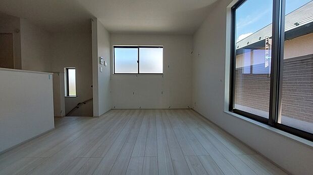 大きな開口部から明るい光が差し込むリビング。日中の室内の明るさがこの部屋の魅力です。 