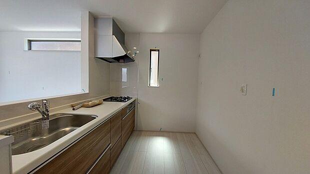 明るい光が降り注ぐ窓があるキッチンはお料理を作る時の気持ちもいつもより明るくなります。近くに窓があるので換気もしやすいですね。 