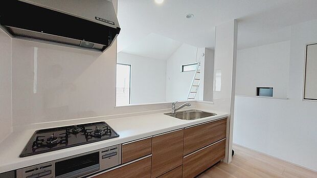 リビングにいる家族の顔が見渡せるカウンターキッチン。お料理もより一層おいしく、楽しく。食器棚を背面に設置しても十分な広さを確保しています。 