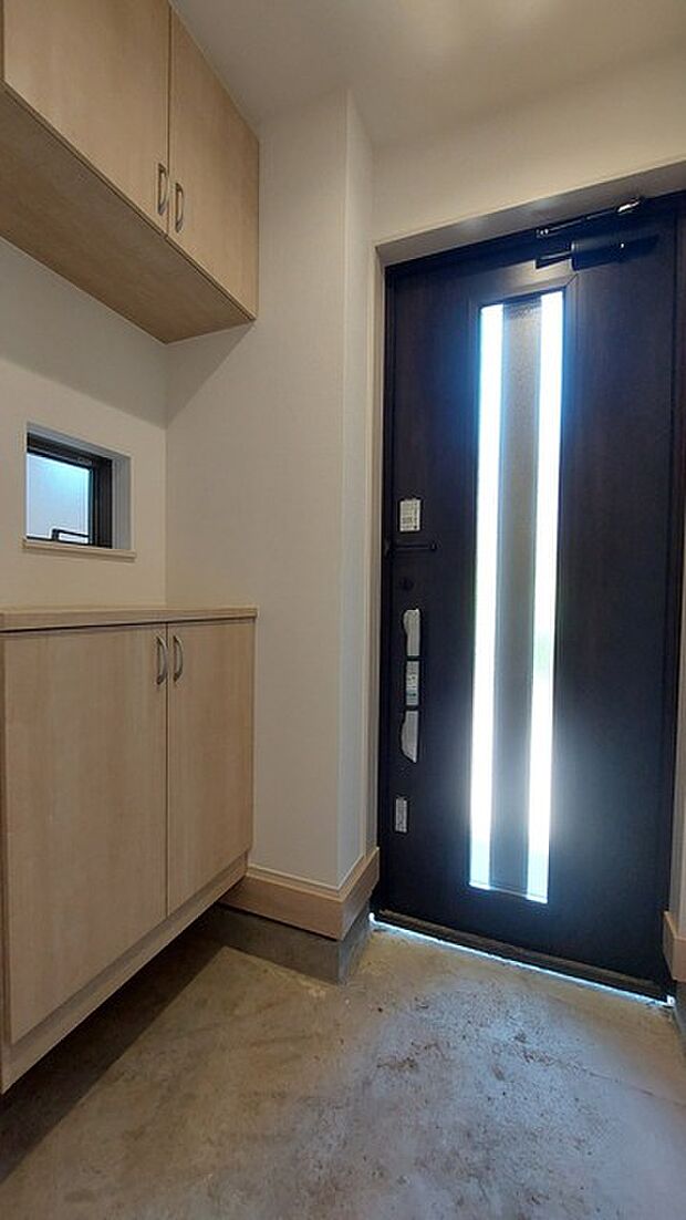 明るく開放的な玄関、靴の脱ぎ履きもしやすく、収納も豊富でご家族皆様の靴をスッキリ収納できます。 