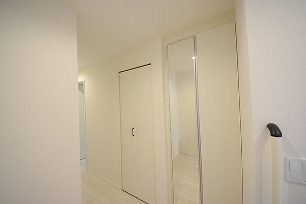 白を基調とした玄関スペース、お家の出入りもスムーズに行えます。 