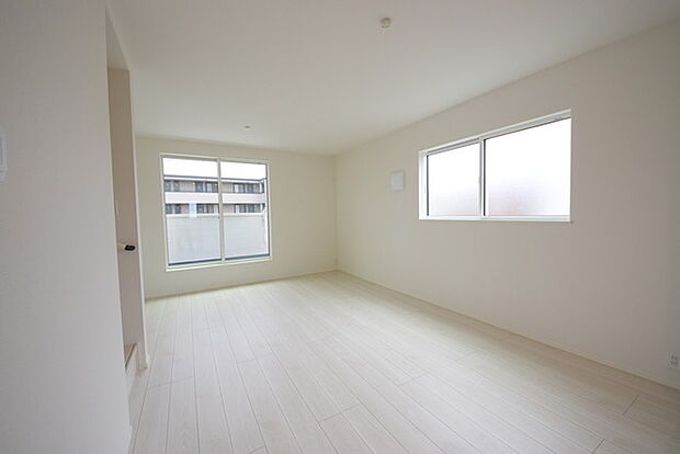 家族団欒のリビング。陽光差し込む食卓には家族の会話とスマイルが溢れます。いつまでもここで食卓を囲みたくなる、そう感じさせてくれるスペース。 