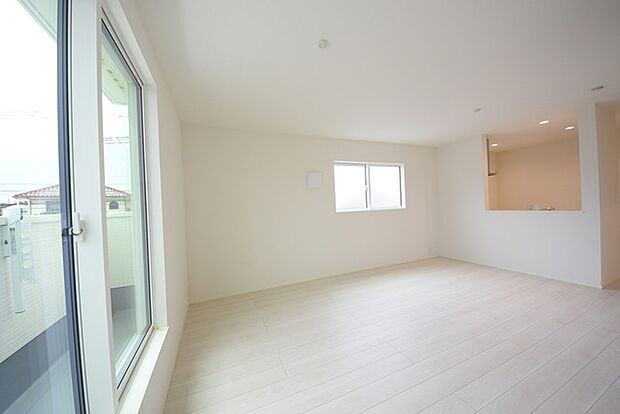 大きな開口部から明るい光が差し込むリビング。日中の室内の明るさがこの部屋の魅力です。 