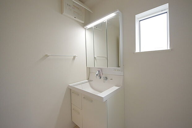 お出かけ前の身だしなみに一歩差がつく三面鏡。ミラー裏にはたっぷり収納もございます。 