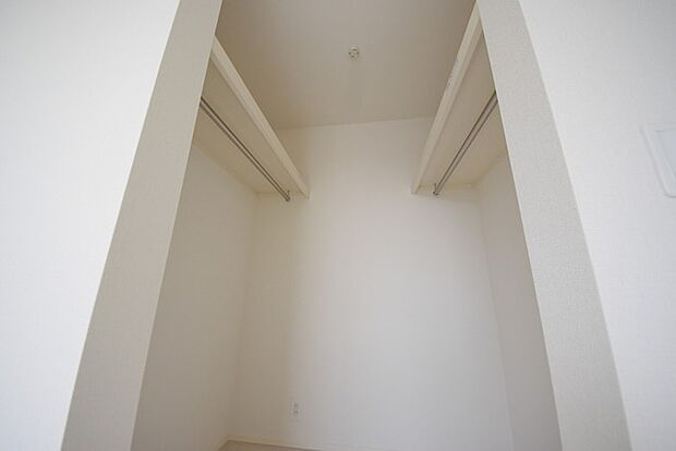 収納で悩む時間をなくしたい。家族の衣服が多くても頼もしいWIC（ウォークインクローゼット） 