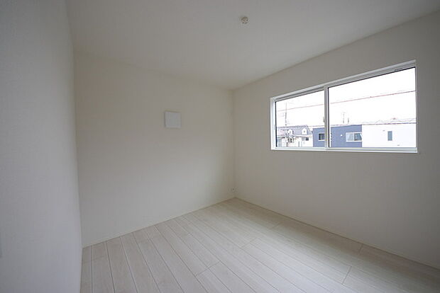 今からここを誰のお部屋にしようか、そんな洋室。大きさは約6帖です。 