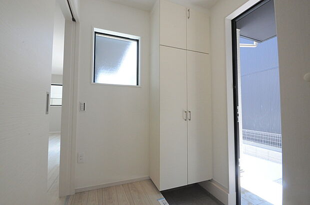 玄関はおうちの顔とも呼ばれる重要な場所！明るくスッキリと見える空間で住まう人を見送り、出迎えてくれます。 