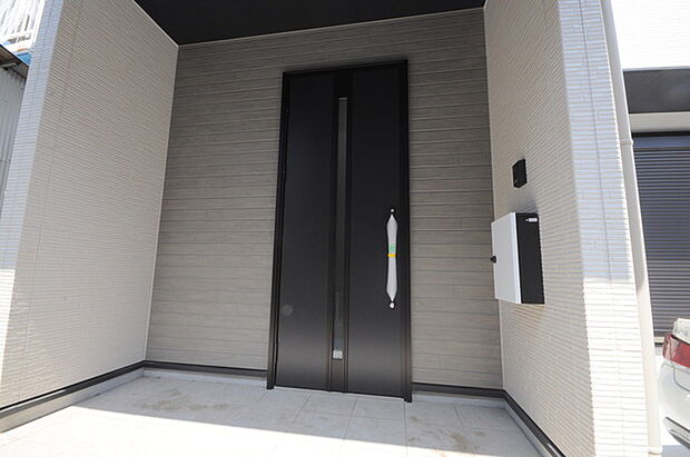 気持ちよくご家族やゲストを送迎できるスタイリッシュでスッキリとした玄関です。 