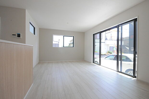 家族や友人、両親、親戚とこれから沢山の時間を紡ぐのだろう。そこを彩るのは窓から見える青い空、心地よい緑。そんなイメージが膨らむリビングスペース。 