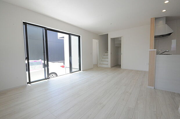 家族団欒のリビング。陽光差し込む食卓には家族の会話とスマイルが溢れます。いつまでもここで食卓を囲みたくなる、そう感じさせてくれるスペース。 