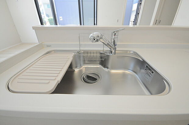 人工大理石を使用したシステムキッチン。永く傷つきにくく、お手入れもしやすい高機能性です。 