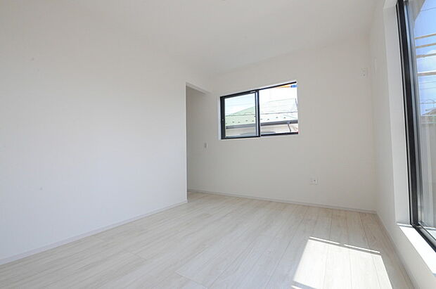 どんな家具にでも相性が良い清潔感ある白色調のクロスを採用。主張しすぎない配色、耐久性にも優れた床材は日々のメンテナンスも楽に、快適に過ごして頂けるよう考えられています。 