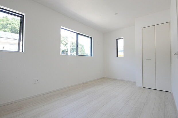 どんな家具にでも相性が良い清潔感ある白色調のクロスを採用。主張しすぎない配色、耐久性にも優れた床材は日々のメンテナンスも楽に、快適に過ごして頂けるよう考えられています。 