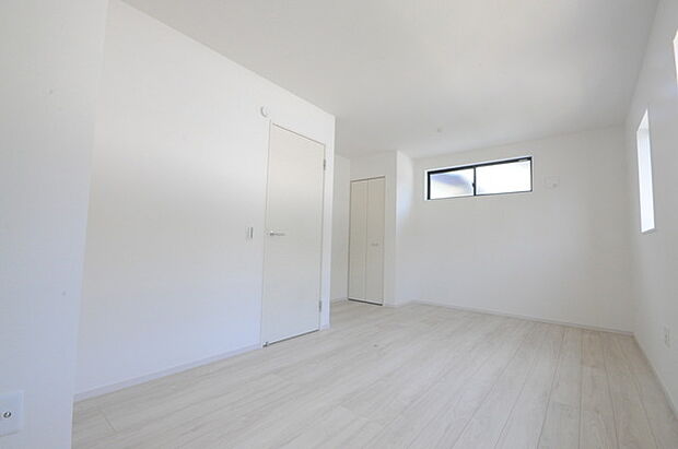 衣類の整理整頓に嬉しいクローゼット付きのお部屋。お子様のお部屋としても便利です。 