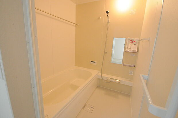 一緒にお風呂に入っている子供達の声がリビングまで聞こえてきそうな広々とした1坪バス 