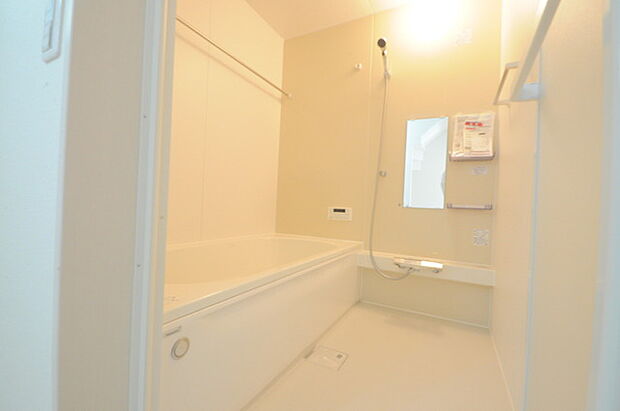 花粉や雨の日、寒い冬の時期に嬉しい浴室乾燥機。換気機能で入浴時に湿気を換気しカビの防止にもなります。  