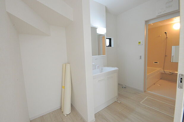 ゆとりの洗面スペースで朝の身支度もスムーズに行えます。 