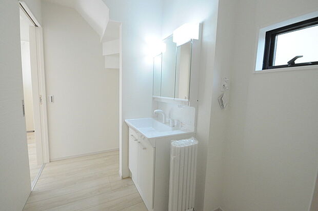 使い勝手の良い洗面台、窓があることで換気もしやすく清潔感のある空間を保てます。 